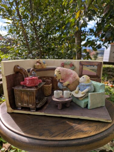 「おばあちゃん羊と孫羊の薪ストーブの部屋」