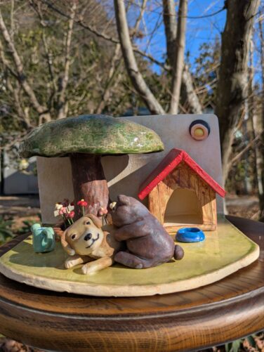「子グマと犬の犬小屋」